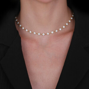 Colar Dourado com Trevos Brancos